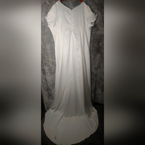 Calito White Wedding Dress - Picture 3 of 11